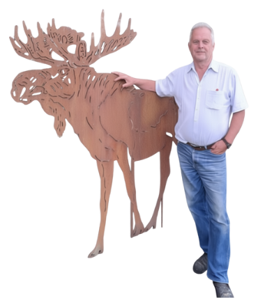 Mann steht neben einer Holzskulptur eines Elches in einer neutralen Pose.